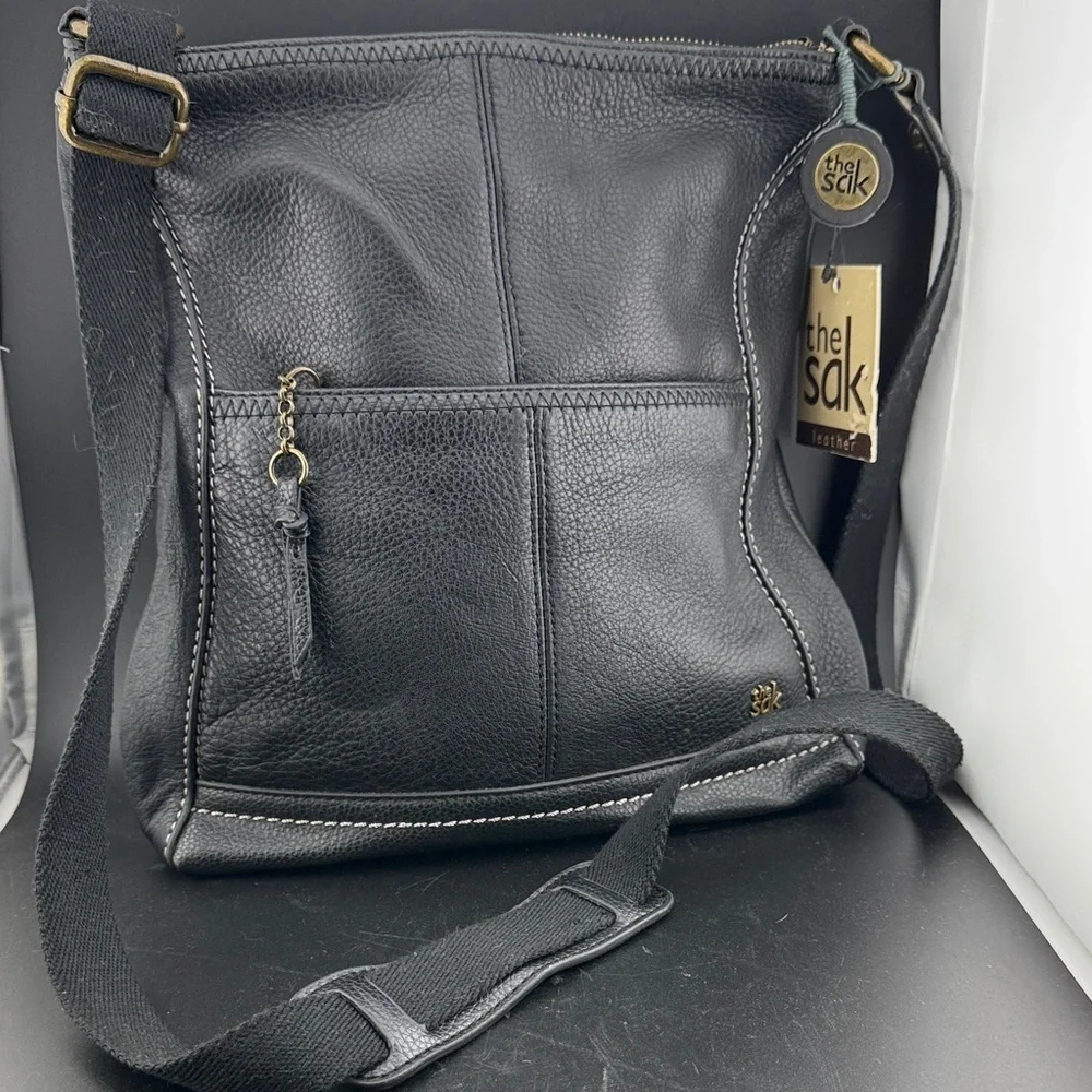 The Sak Iris Crossbody Bag Black Leather Pebbled Adjustable Strap Zippers Lined